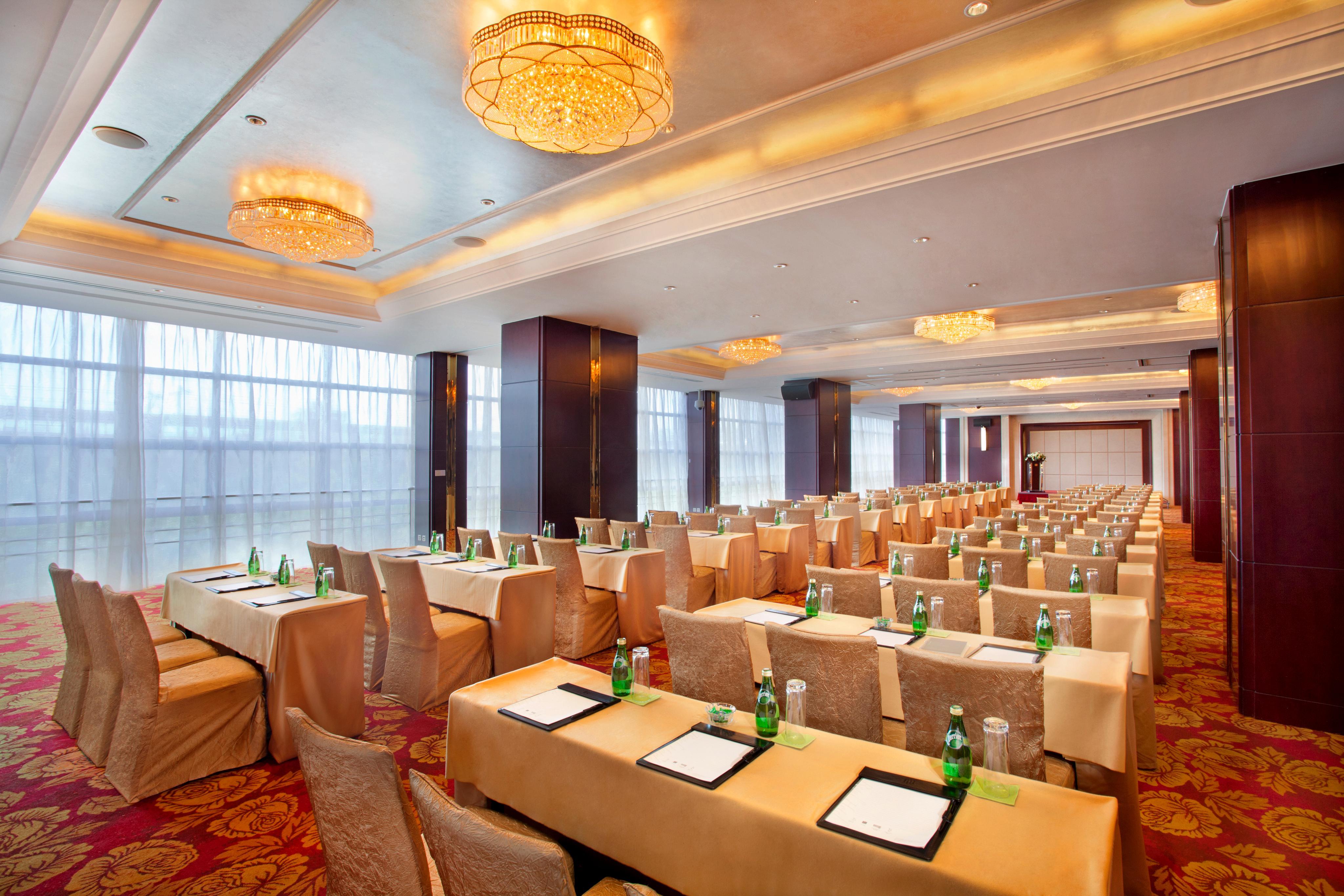 Regal Plaza Hotel & Residence Waigaoqiao Shanghai Exterior photo