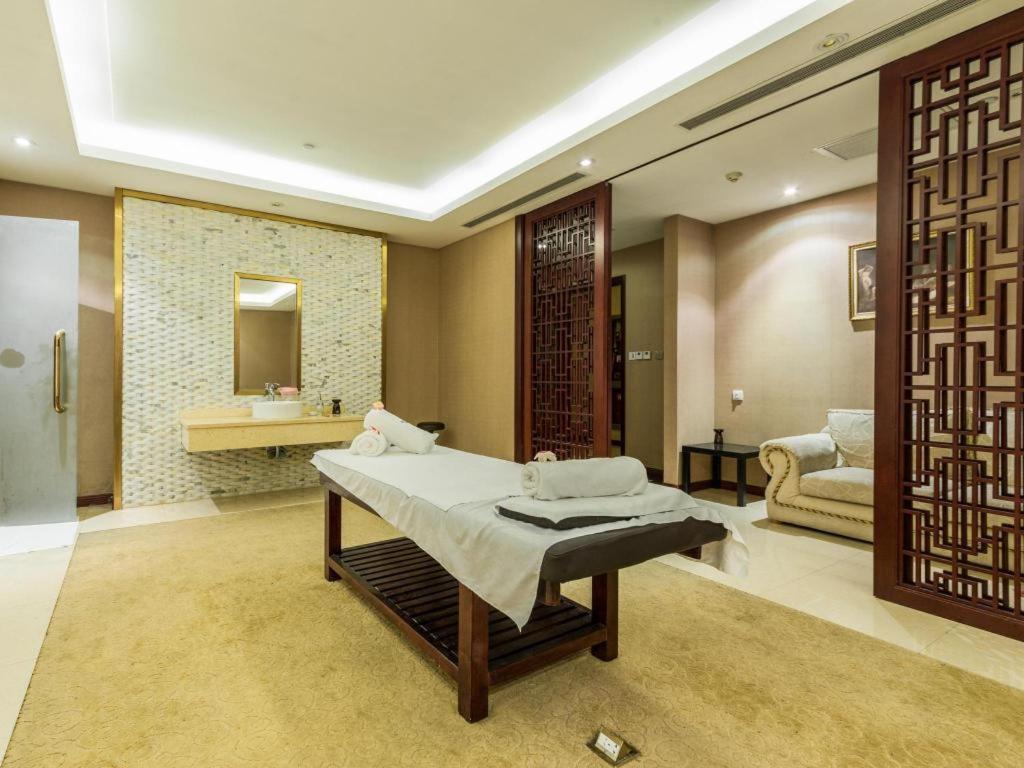 Regal Plaza Hotel & Residence Waigaoqiao Shanghai Exterior photo